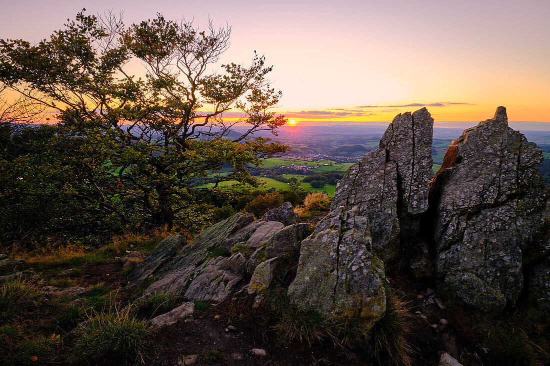 Sonnenuntergang am Pferdskopf im Herbst, Biosphärenreservat Rhön, Hessen, Deutschland\n