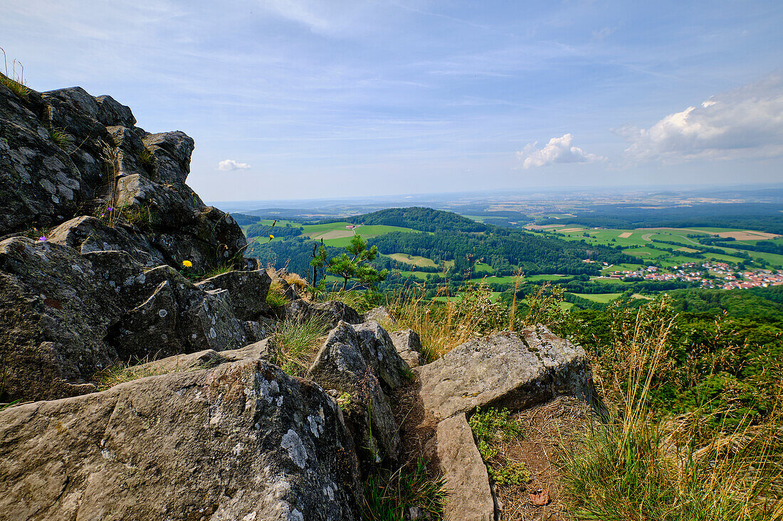 Landschaft und Blockschutthalden an der Milseburg, Bioshärenreservat Rhön, Hessen, Deutschland