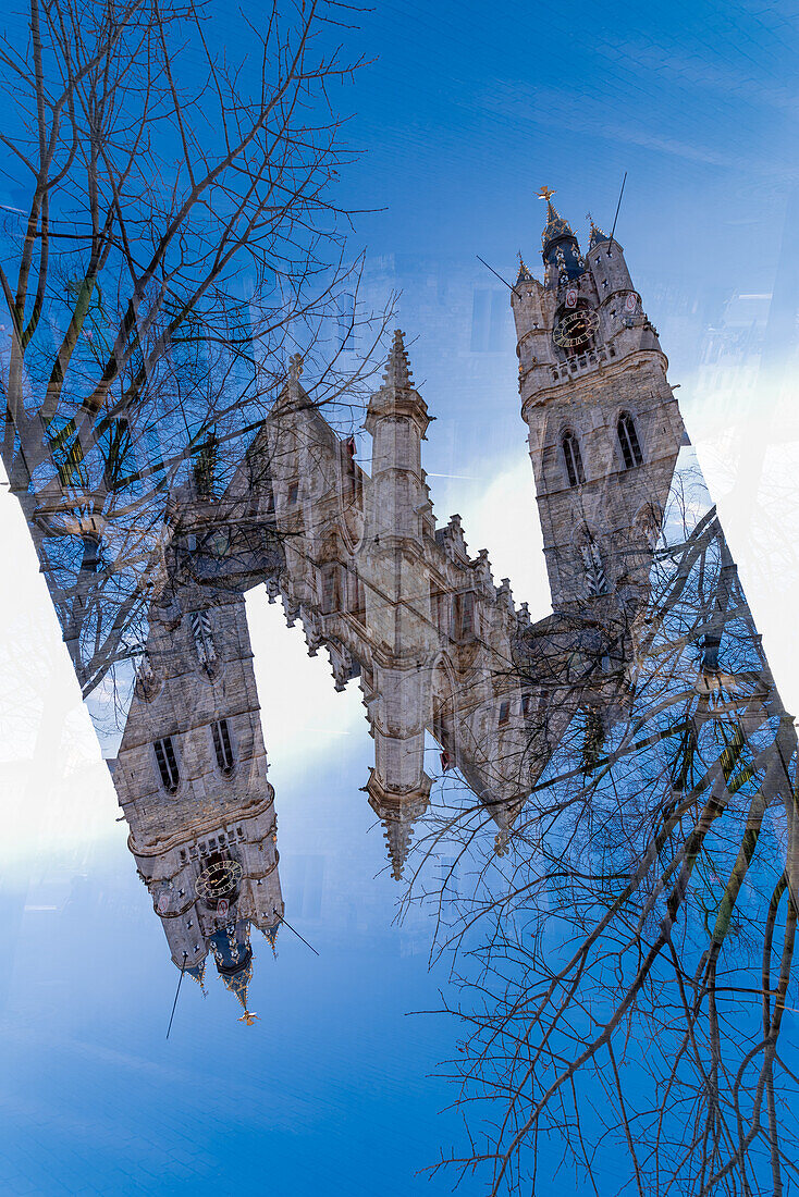 Doppelbelichtung von Glockenturm im historischen Stadtzentrum von Gent, Belgien