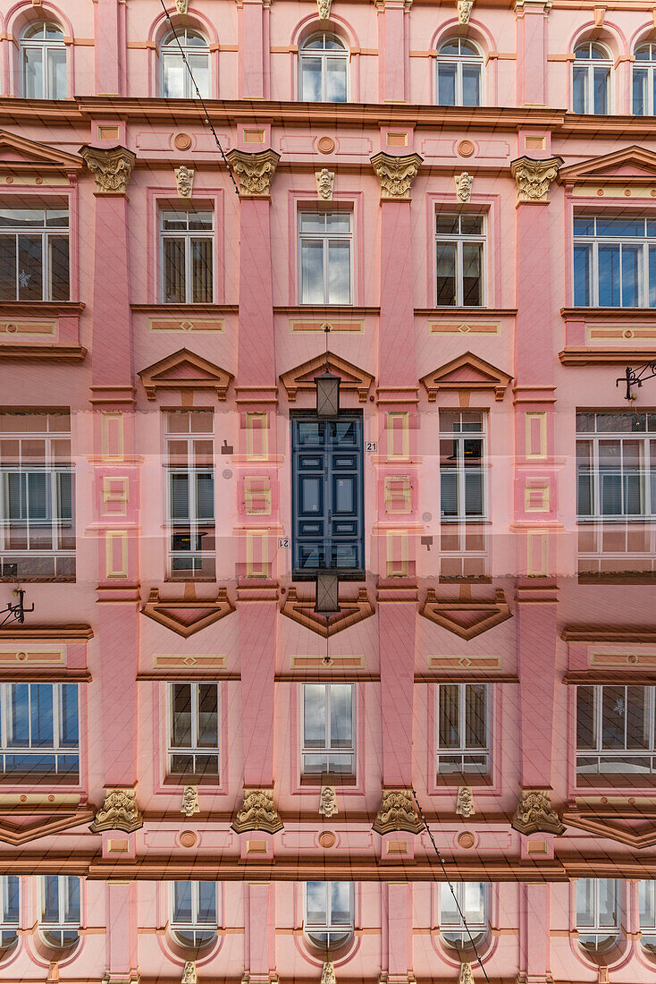 Ein neoklassizistisches rosafarbenes Gebäude in der Stadt Tartu, Estland