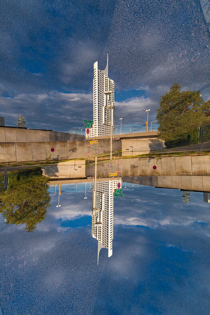 Modernes Hochhaus am linken Ufer der Donau in Wien, Österreich