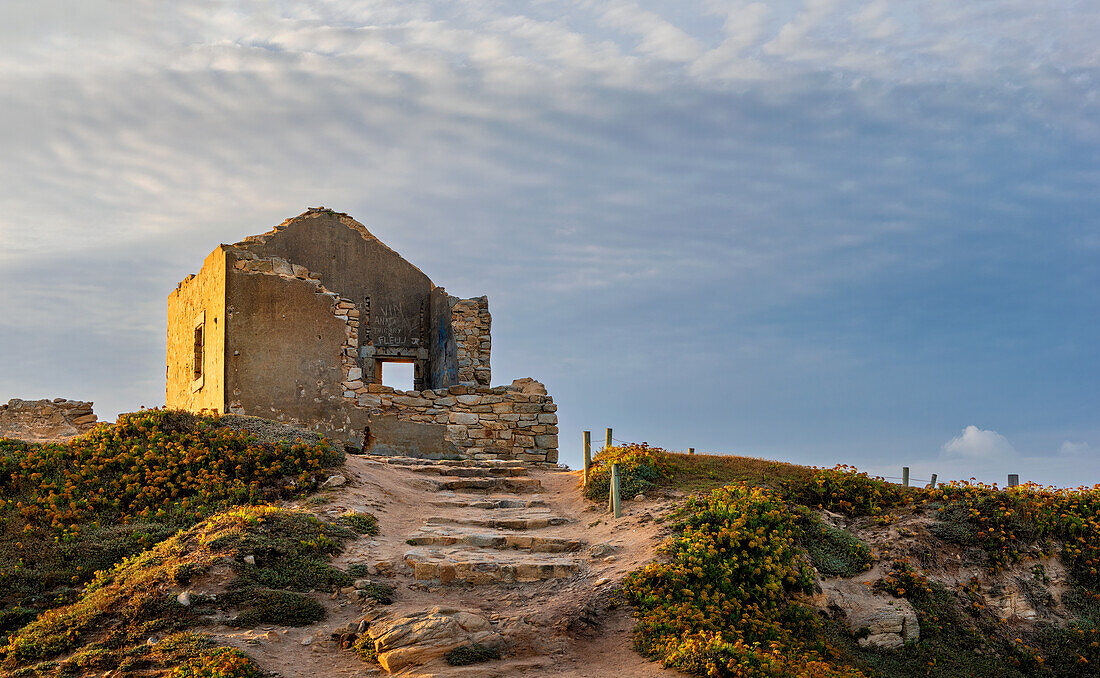 Die Ruine von des Maison des Douaniers auf La Pointe du Percho in Saint-Pierre-Quiberon, Morbihan, Bretagne, Frankreich