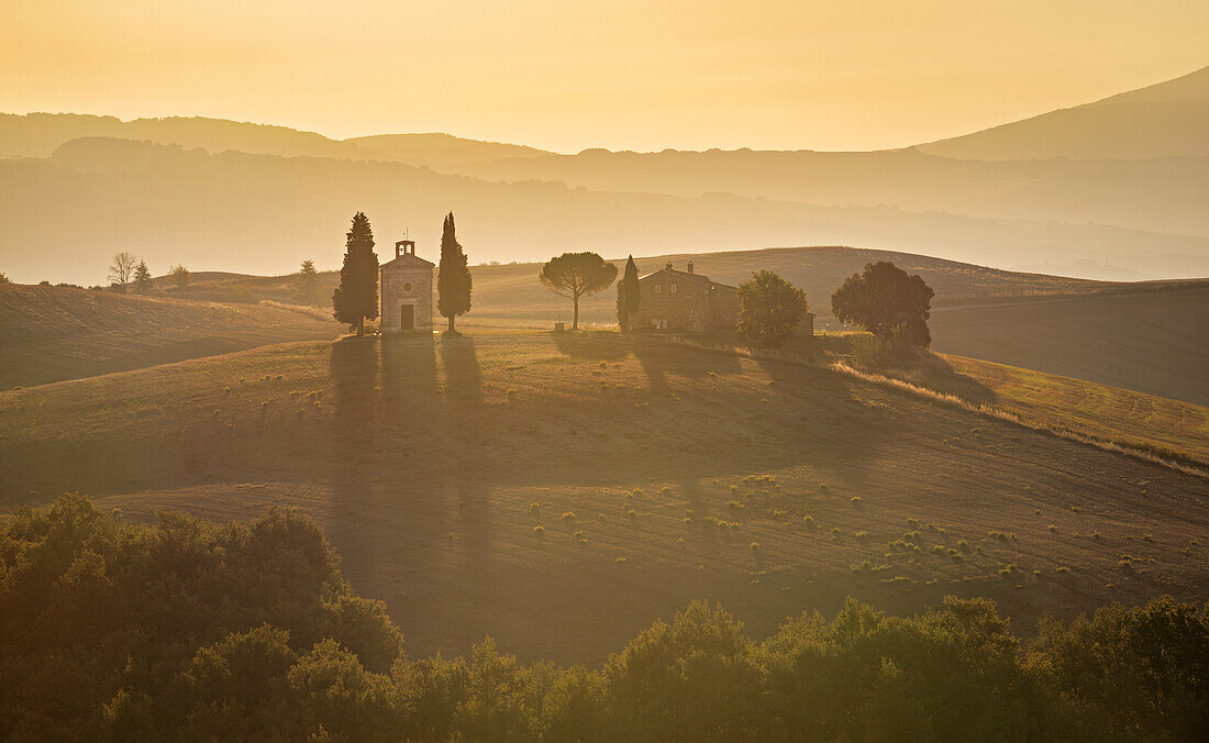 Sonnenaufgang über der Kapelle Madonna di Vitaleta in der Nähe von Pienza, Italien, Toskana, Val d'Orcia, UNESCO-Weltkulturerbe