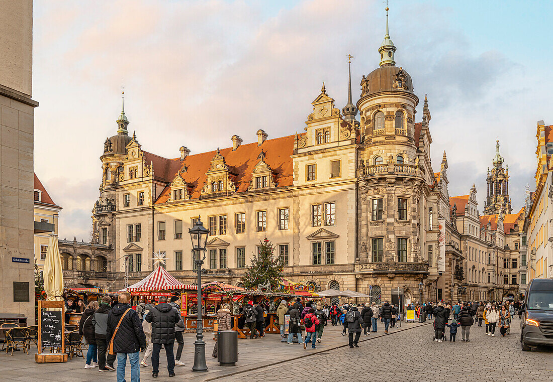 Weihnachtsmarkt vor dem Dresdner Residenzschloss, Dresden, Sachsen, Deutschland