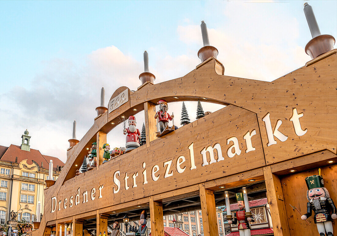 Riesenschwippbogen am Eingang zum Striezelmarkt in Dresden, Sachsen, Deutschland