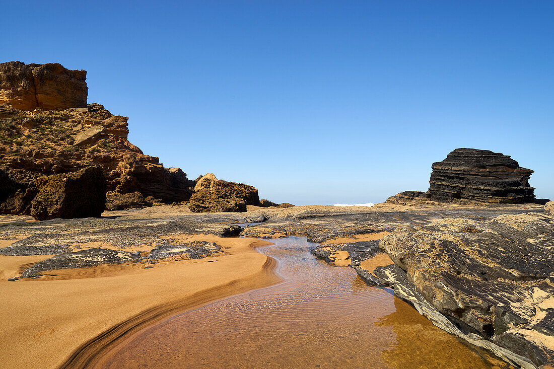 Praia da Cordoama und Praia do Castelejo am Atlantik in der Nähe von Vila do Bispo im Parque Natural do Sudoeste Alentejano e Costa Vicentina, Algarve, Barlavento, Westalgarve, Felsalgarve, Distrikt Faro, Portugal, Europa