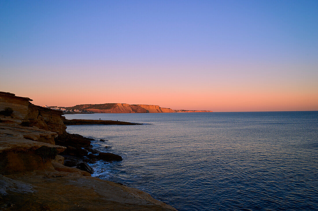 Sonnenuntergang über der Felsküste am Atlantik zwischen Burgau und Luz westlich von Lagos, Algarve, Barlavento, Westalgarve, Felsalgarve, Distrikt Faro, Portugal, Europa