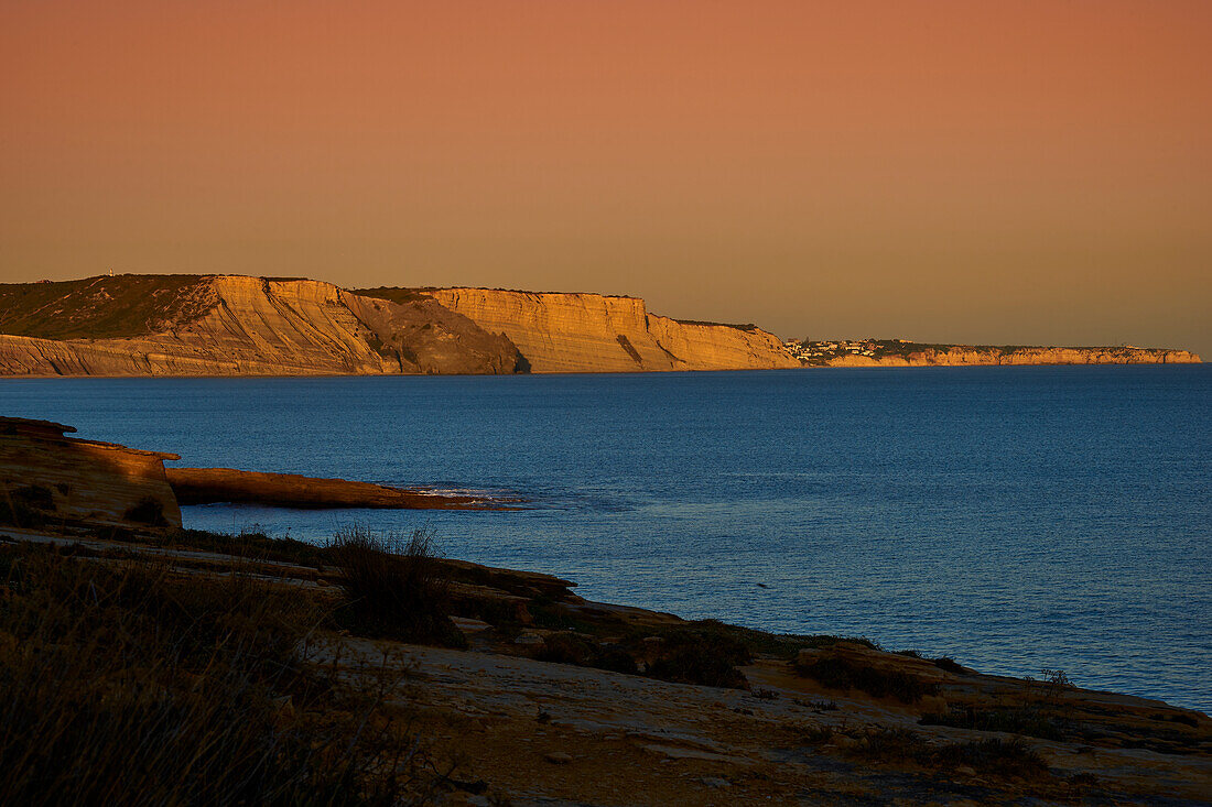 Sonnenuntergang über der Felsküste am Atlantik zwischen Burgau und Luz westlich von Lagos, Algarve, Barlavento, Westalgarve, Felsalgarve, Distrikt Faro, Portugal, Europa