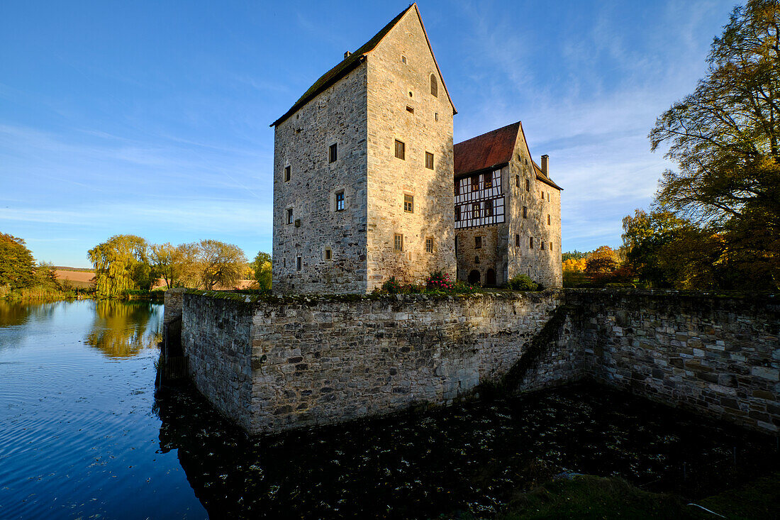 Wasserschloss Brennhausen in der Nähe des Reutsee bei Sulzdorf an der Lederhecke, Landkreis Rhön-Grabfeld, Unterfranken, Bayern, Deutschland