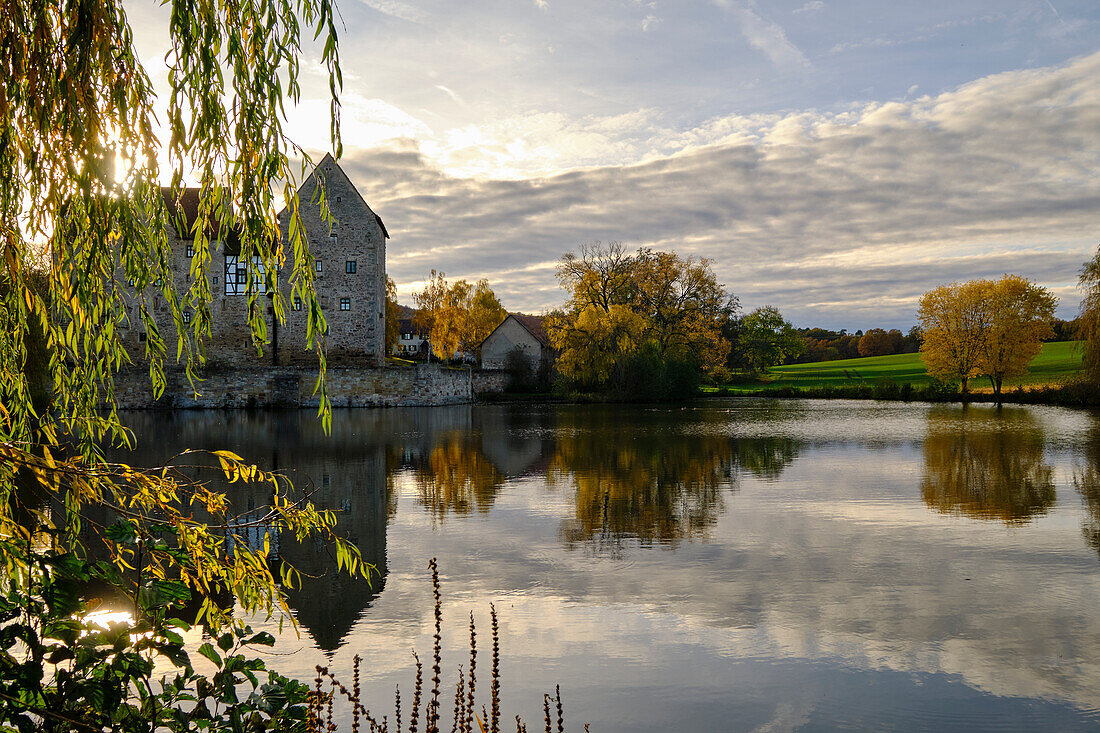 Wasserschloss Brennhausen in der Nähe des Reutsee bei Sulzdorf an der Lederhecke, Landkreis Rhön-Grabfeld, Unterfranken, Bayern, Deutschland