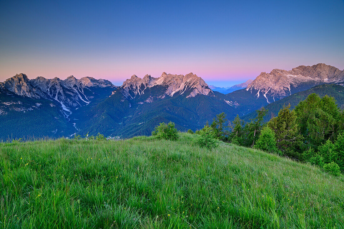 Talvena, Tamer und Moiazza in der Morgendämmerung, vom Monte Punta, Dolomiten, Venezien, Venetien, Italien