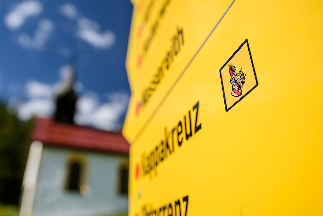 Wegweiser mit Symbol des Starkenberger Wegs, Kapelle Sinnesbrunn im Hintergrund, Starkenberger Weg, Sinnesbrunn, Lechtaler Alpen, Tirol, Österreich