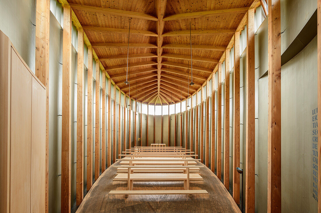 Innenraum der Kapelle Caplutta Sogn Benedetg, Architekt Peter Zumthor, Sumvitg, Surselva, Vorderrheintal, Graubünden, Schweiz