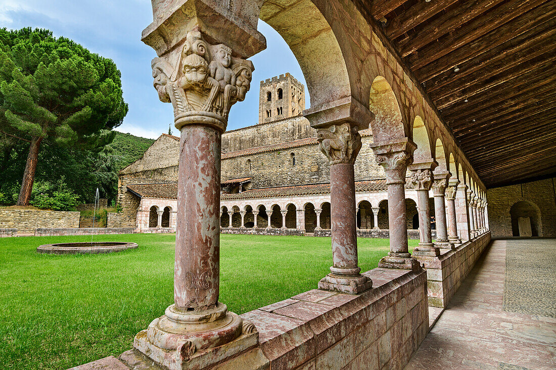 Romanischer Kreuzgang des Kloster Saint Michel de Cuxa, Abbaye Saint Michel de Cuxa, Prades, Pyrenäen, Frankreich