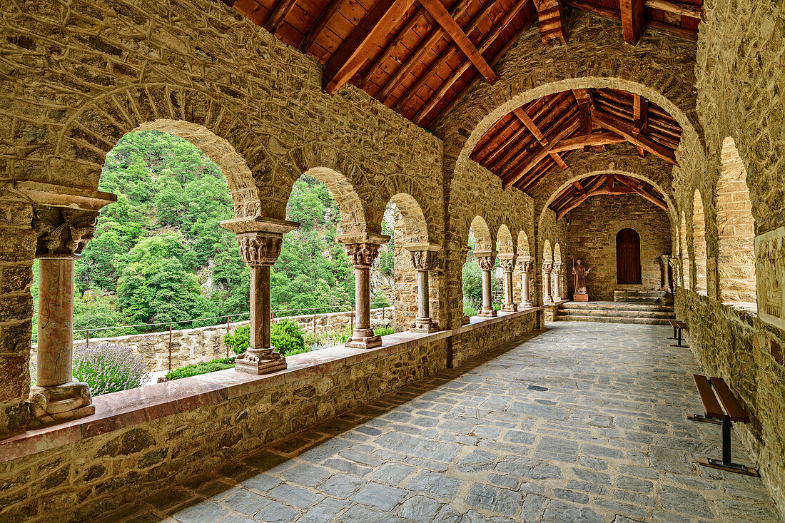 Kreuzgang von Kloster Saint Martin, Abbaye Saint Martin du Canigou, Prades, Pyrenäen, Frankreich