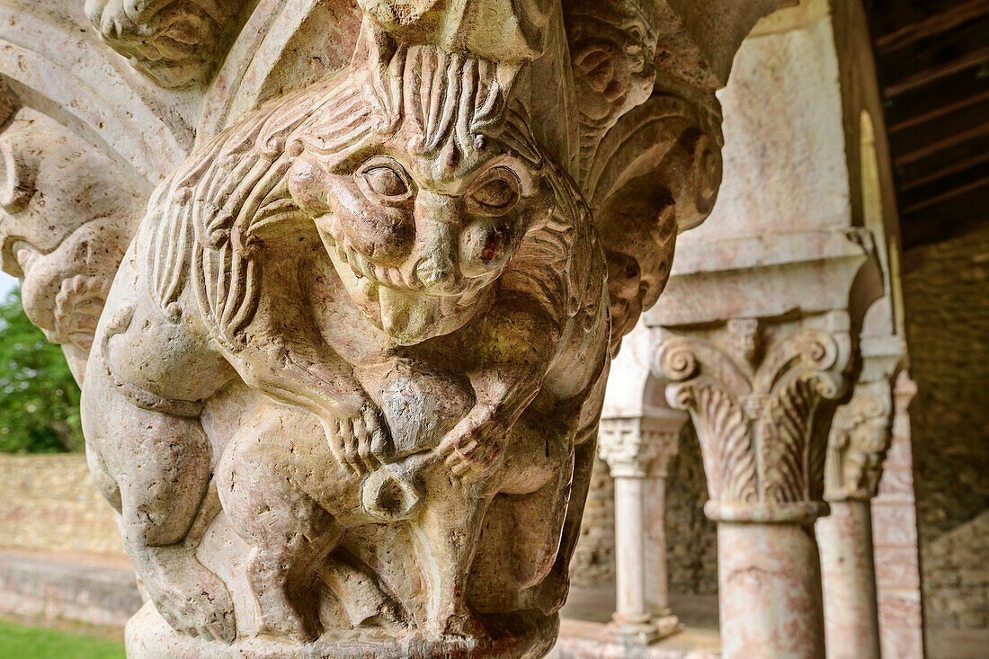 Kapitell im romanischen Kreuzgang des Kloster Saint Michel de Cuxa, Abbaye Saint Michel de Cuxa, Prades, Pyrenäen, Frankreich