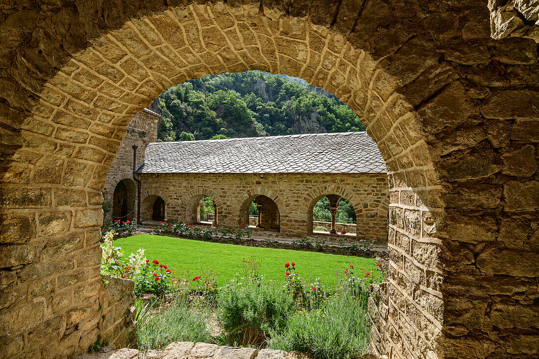Kreuzgang von Kloster Saint Martin, Abbaye Saint Martin du Canigou, Prades, Pyrenäen, Frankreich
