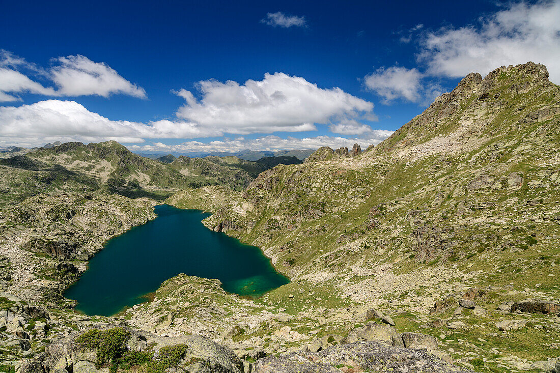 Ausblick vom Coll de l'Estany Gelat auf den See Lac Glaçat de Saboredo, Pic d'Amitges, Nationalpark Aigüestortes i Estany de Sant Maurici, Pyrenäen, Katalonien, Spanien