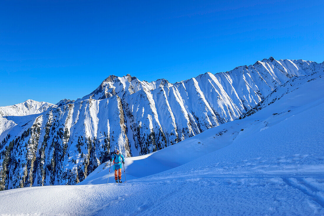 Frau auf Skitour steigt zum Inneren Falk auf, Innerer Falk, Zillertaler Alpen, Tirol, Österreich