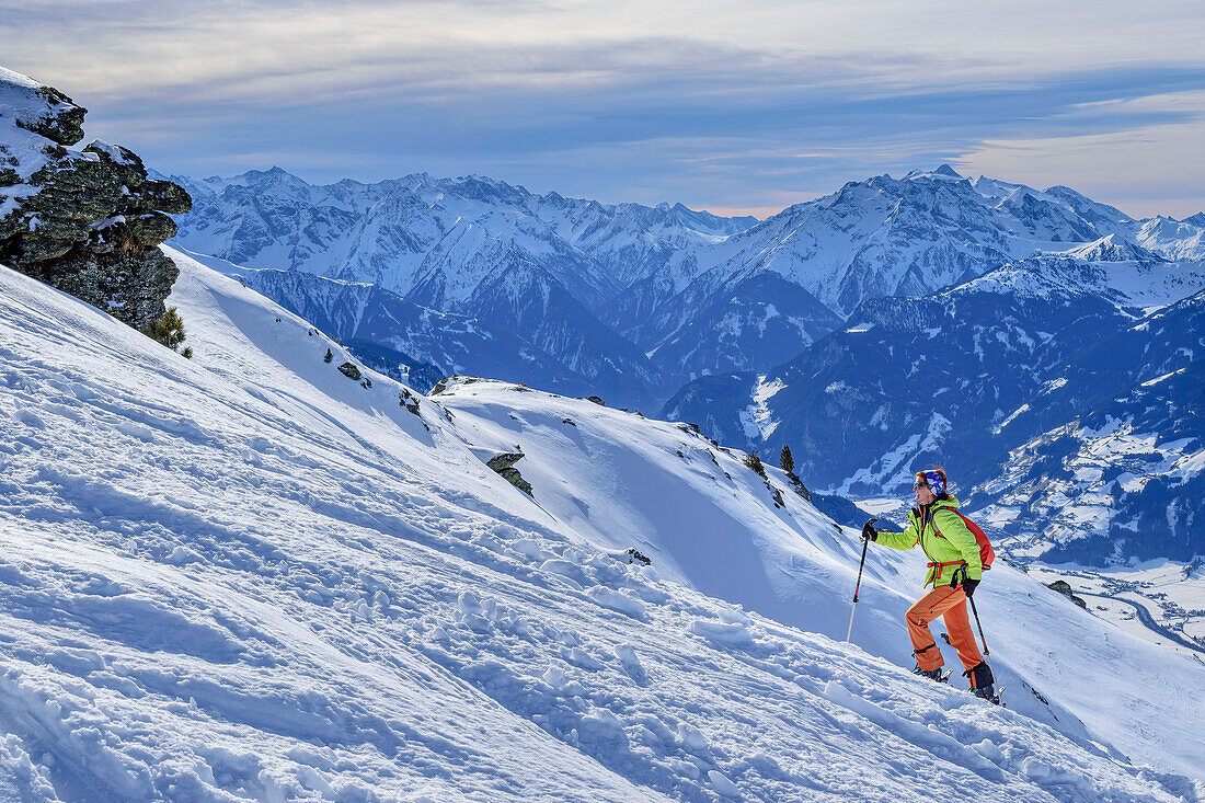 Frau auf Skitour steigt zum Manskirch auf, Manskirch, Kitzbüheler Alpen, Tirol, Österreich