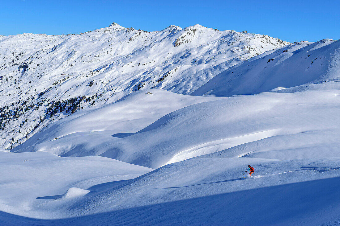 Frau auf Skitour fährt vom Rosskopf ab, Rosskopf, Hochfügen, Tuxer Alpen, Tirol, Österreich