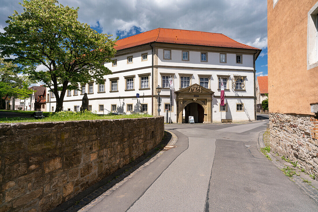 Deutschordensschloss im der historischen, denkmalgeschützten Altstadt von Münnerstadt, Unterfranken, Bayern, Deutschland