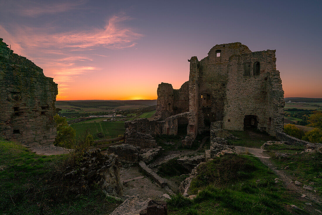 Abendstimmung an der Burgruine Homburg und dem Naturschutzgebiet Ruine Homburg, Unterfranken, Franken, Bayern, Deutschland\n