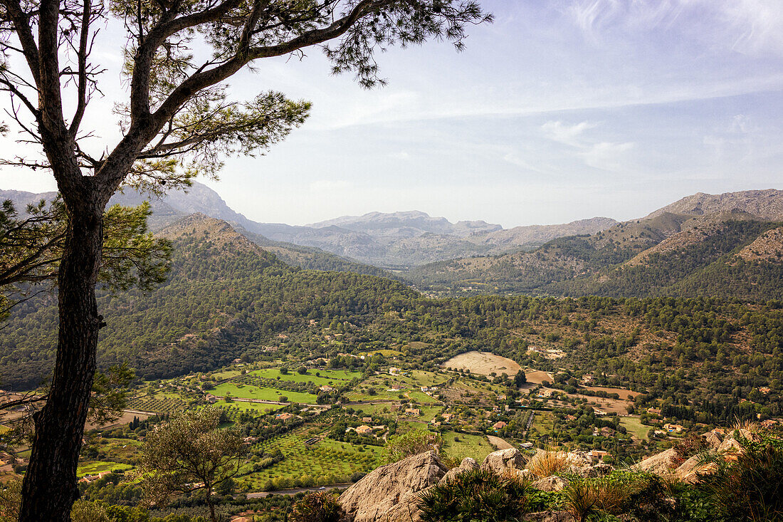 Ausblick vom Kloster Santuari de la Mare de Déu del Puig, bei Pollenca, Serra de Tramuntana, Nordküste, Mallorca, Spanien