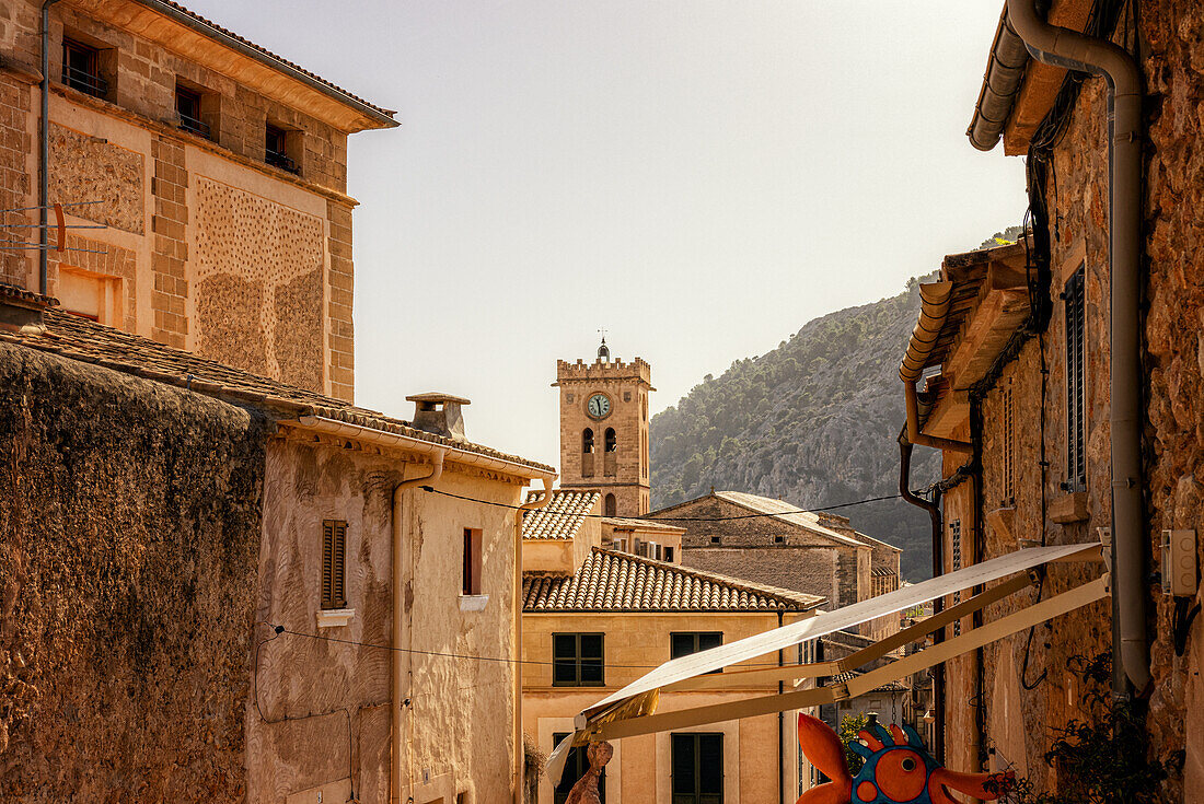 Altstadt in Pollenca, vor den Bergen der Serra de Tramuntana, Nordküste, Mallorca, Spanien