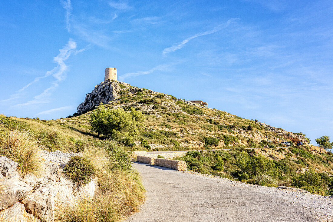Blick zum Albercutx Wachturm Talaia d'Albercutx, Cap Formentor, Halbinsel Formentor, Nordküste, Mallorca, Spanien