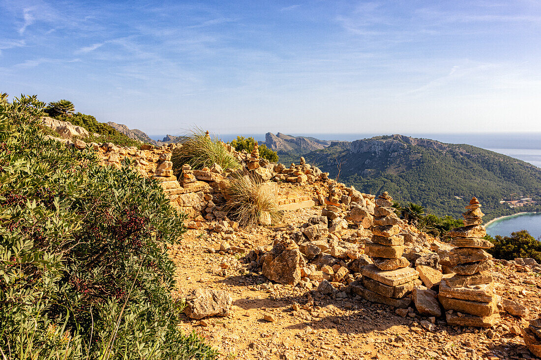 Steintürmchen auf der Halbinsel Formentor, Nordküste, Mallorca, Spanien