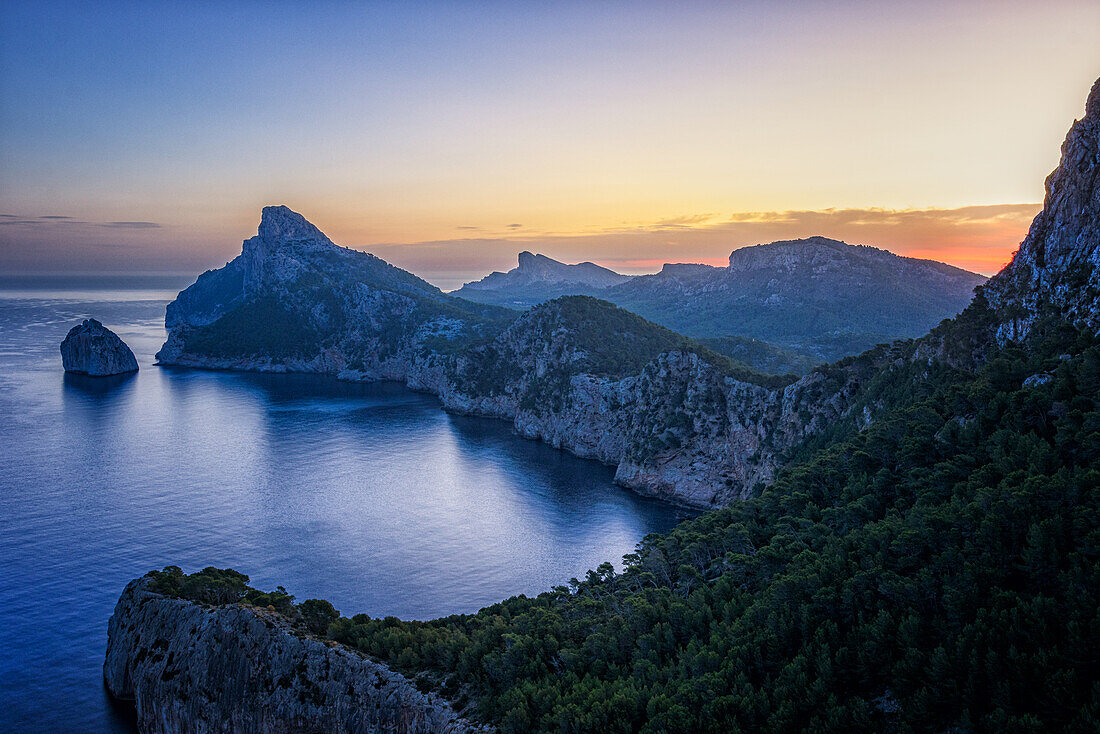 Sonnenaufgang am Mirador de Es Colomer, Blick auf Cap de Formentor, Nordküste, Mallorca, Spanien