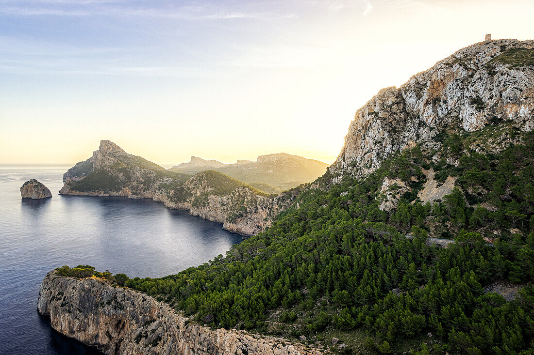 Sonnenaufgang am Mirador de Es Colomer, Blick auf Cap de Formentor, Nordküste, Mallorca, Spanien