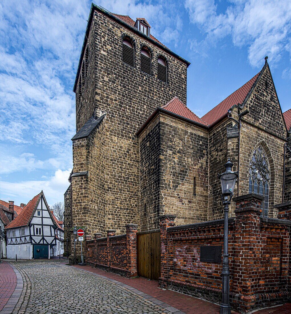 Martinikirche in der oberen Altstadt von Minden, im Hintergrund das Fachwerkhaus Windloch, Minden, Nordrhein-Westfalen, Deutschland