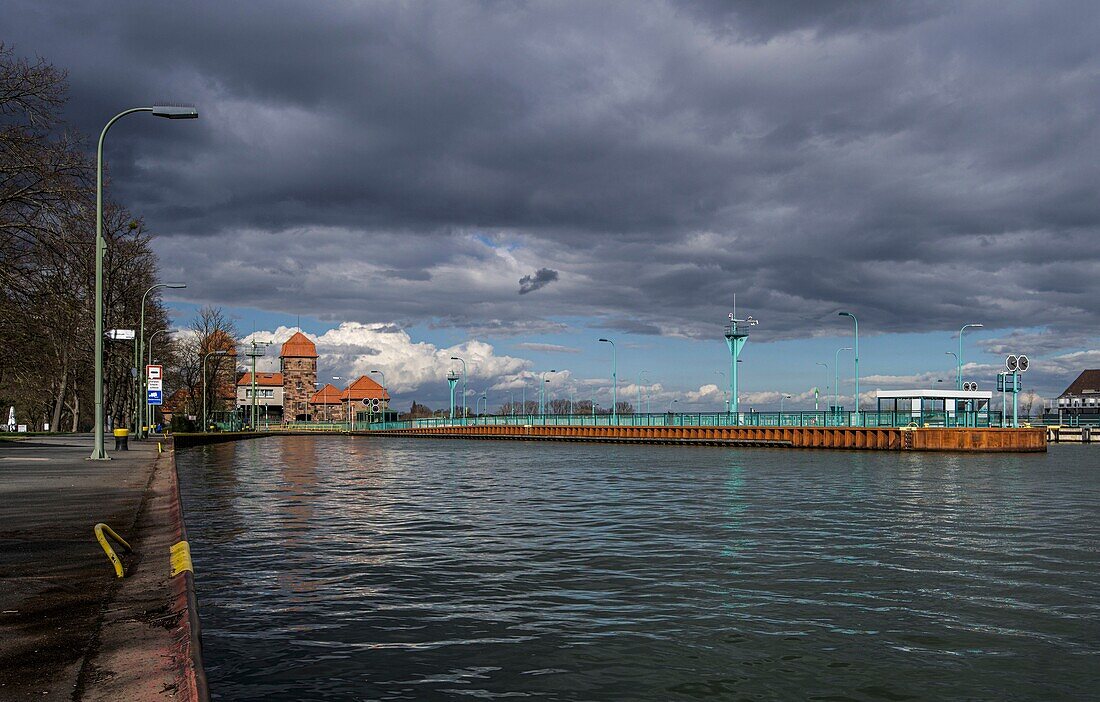 Mindener Schachtschleuse, Wasserstraßenkreuz Minden, Nordrhein-Westfalen, Deutschland