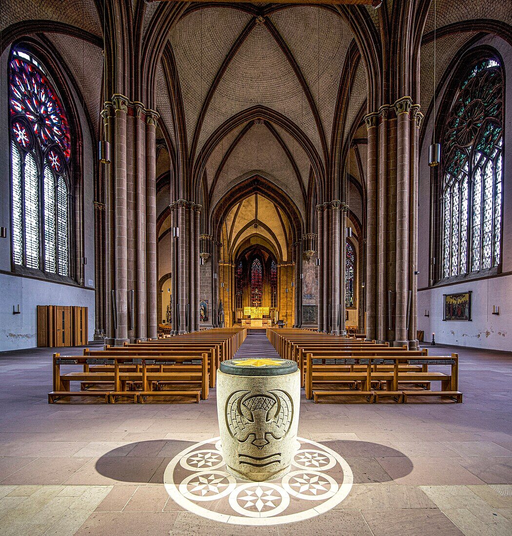 Blick in den Innenraum des Mindener Doms St. Gorgonius und St. Petrus, Minden, Nordrhein-Westfalen, Deutschland