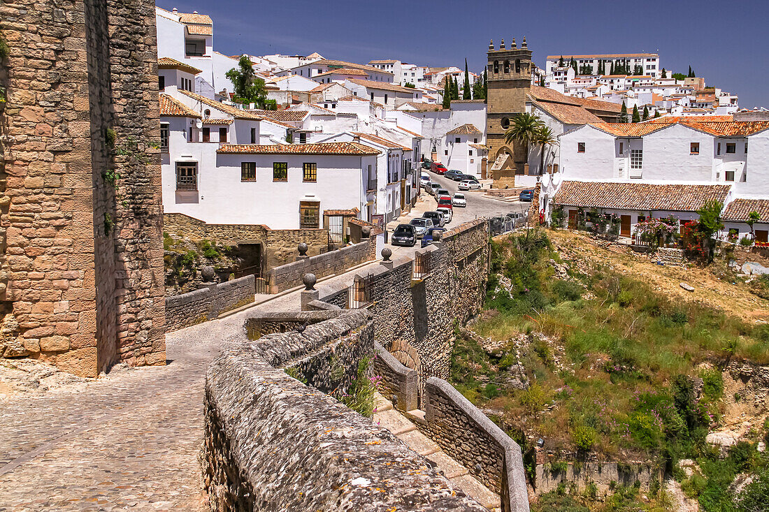 Idyllische Häuser in Ronda entlang der Straße der weißen Dörfer in Andalusien, Provinz Malaga, Spanien