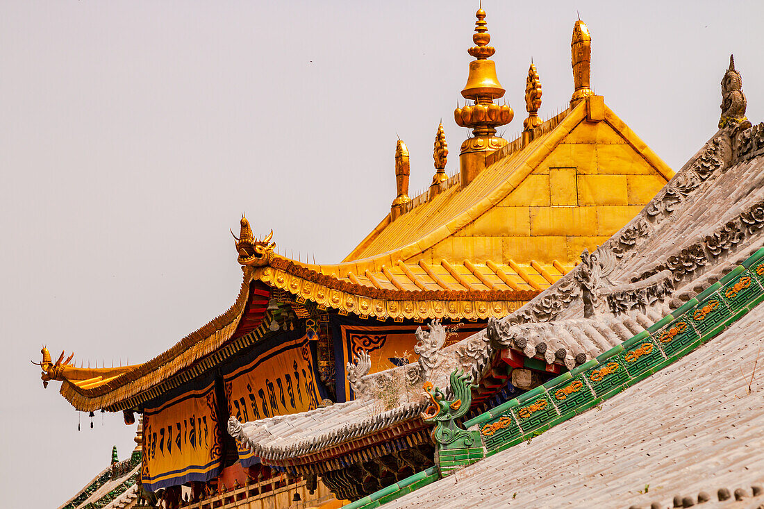 Vergoldetes Dach mit Figuren und Ornamenten an einem atemberaubenden Gebäude im Kloster Kumbum, Xining, China