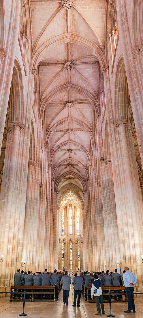 Festakt unter dem riesigen Gewölbe der Kirche im Kloster von Batalha, Portugal