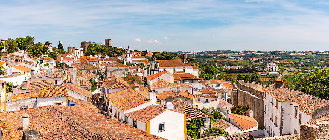 Panorama der malerischen Festungsanlage von Obidos mit Burg und komplett begehbarer Stadtmauer, Welterbe Obidos, Portugal