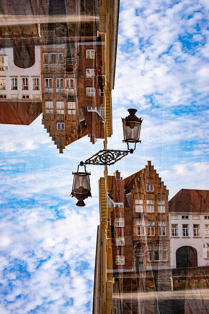 Doppelbelichtung von Häusern und Straßenlaternen in Brügge, Belgien.