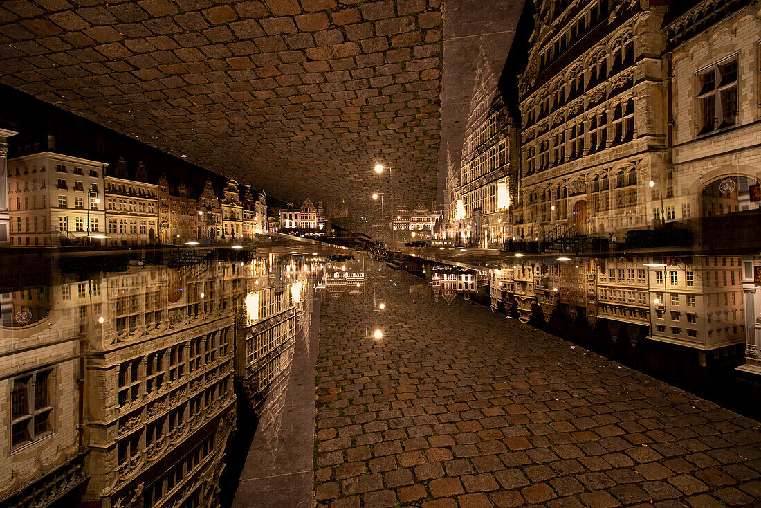 Doppelbelichtung der ehemaligen historischen Handelshäuser entlang der berühmten Graslei in Gent, Belgien.