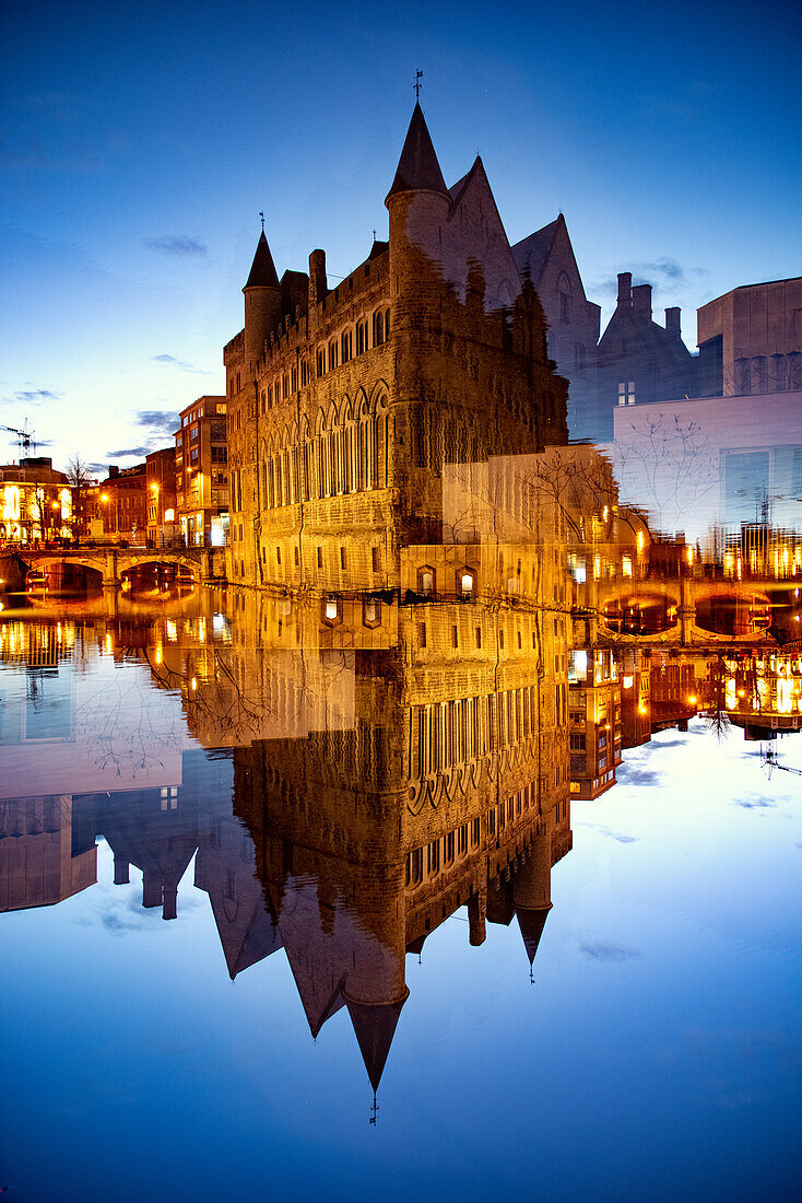 Doppelbelichtung der historischen Gebäude von Gent vom Kanal de Reep aus gesehen.