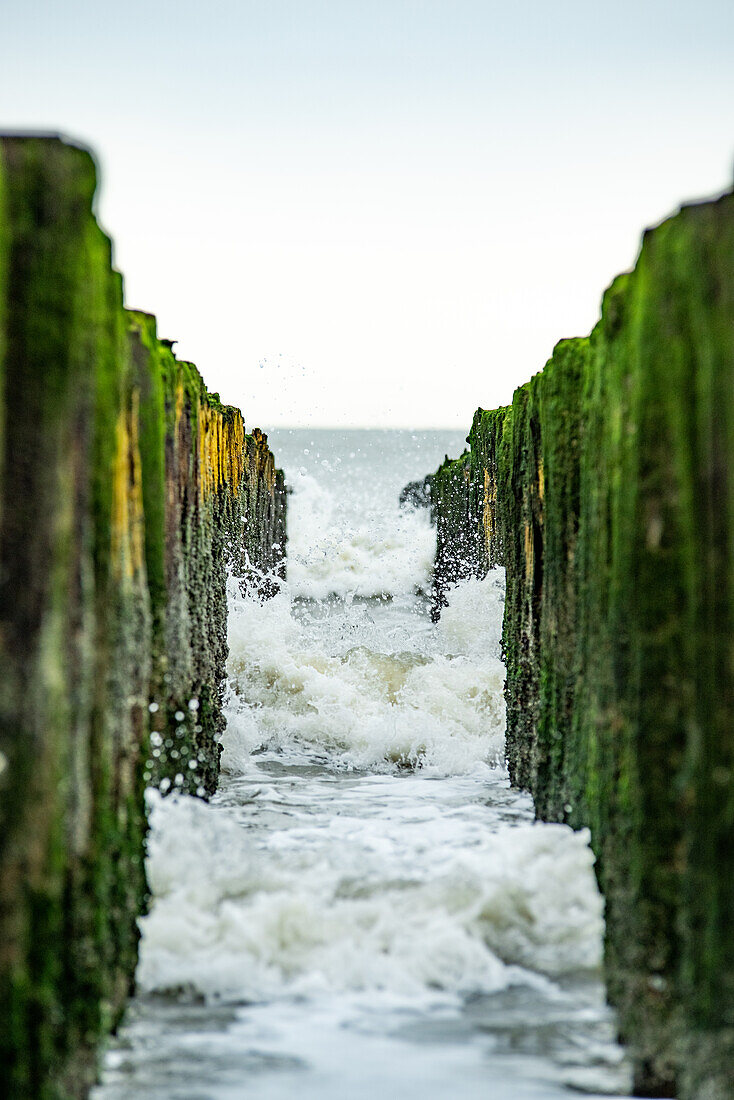 Eine Reihe Wellenbrecher in der Nordsee in Knokke, Belgien.