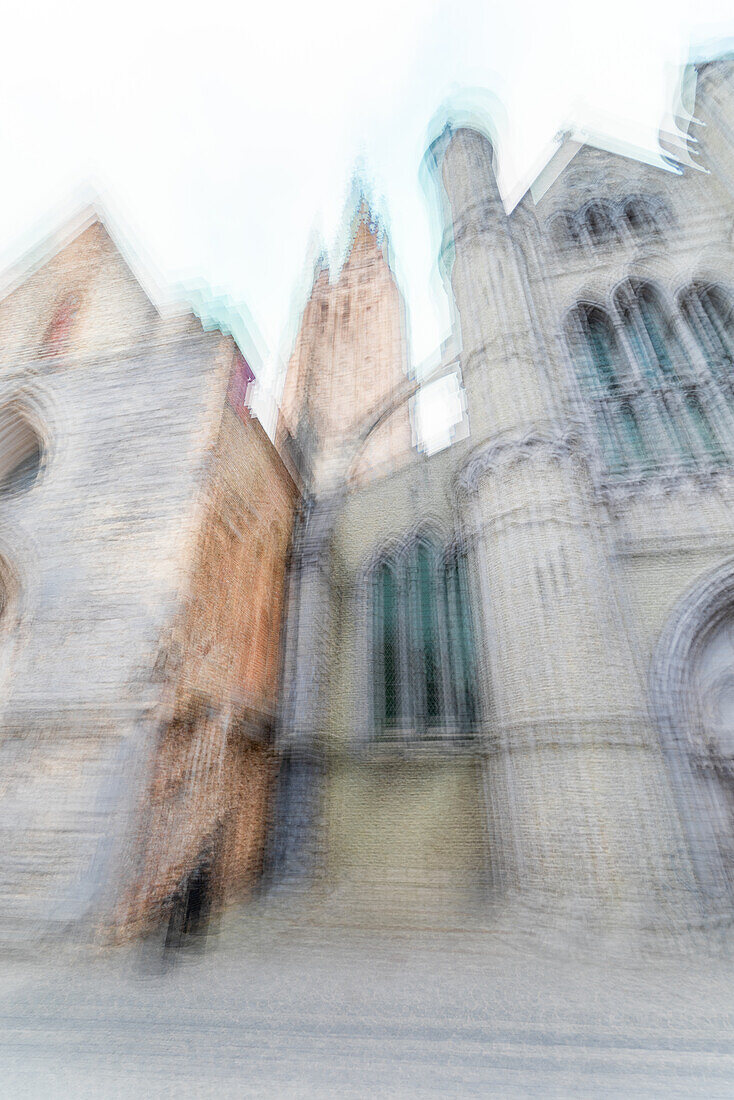 Wackeliges Bild der historischen Liebfrauenkirche in Brügge, Belgien.