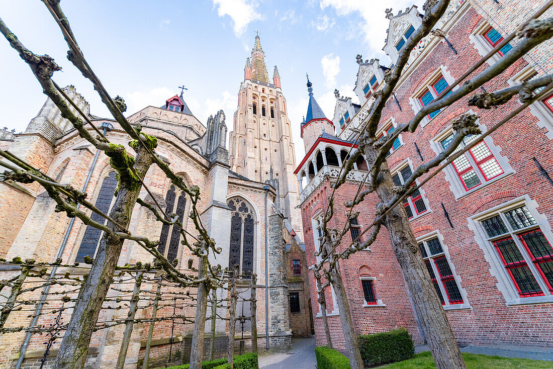 Die historische Liebfrauenkirche in Brügge neben dem Gruuthusemuseum in Brügge, Belgien.