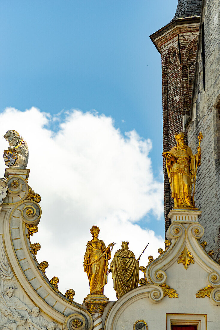 Statuen an den Gebäuden rund um den Burgplatz in Brügge.