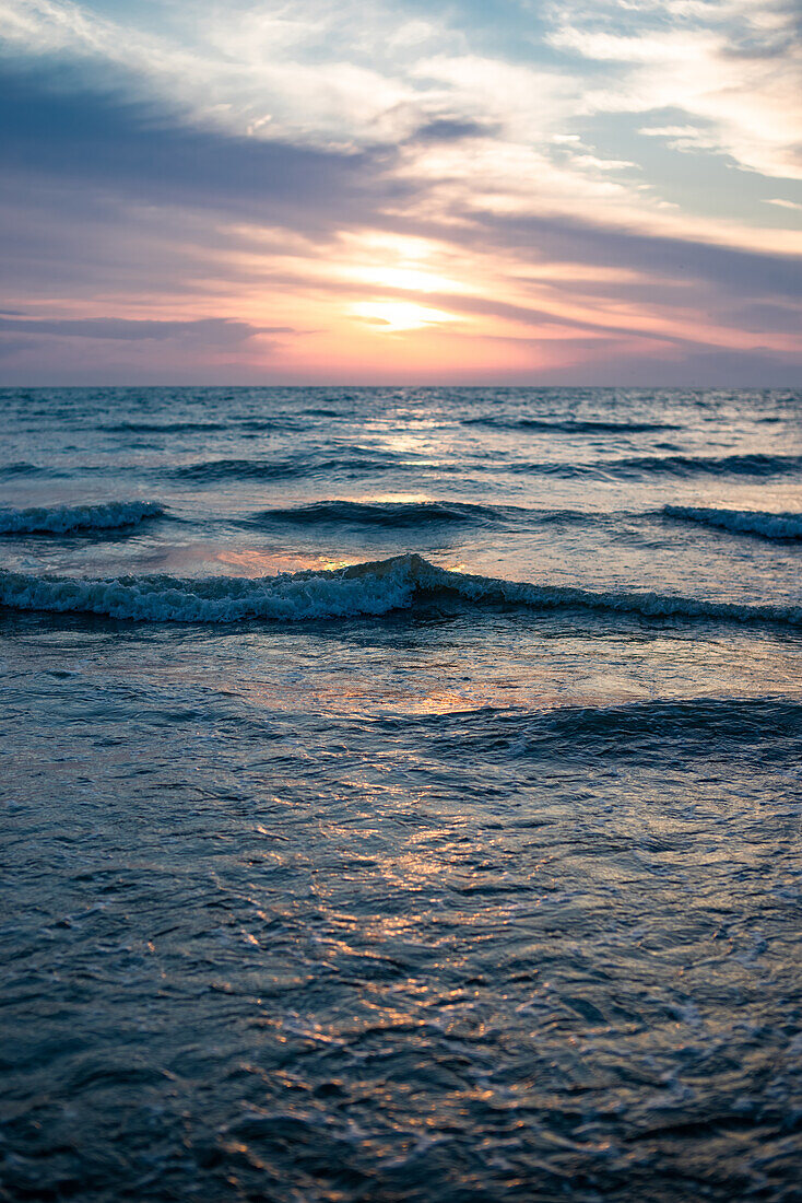 Ruhiges Bild der Nordsee, gesehen vom Strand von Ostende, Belgien.