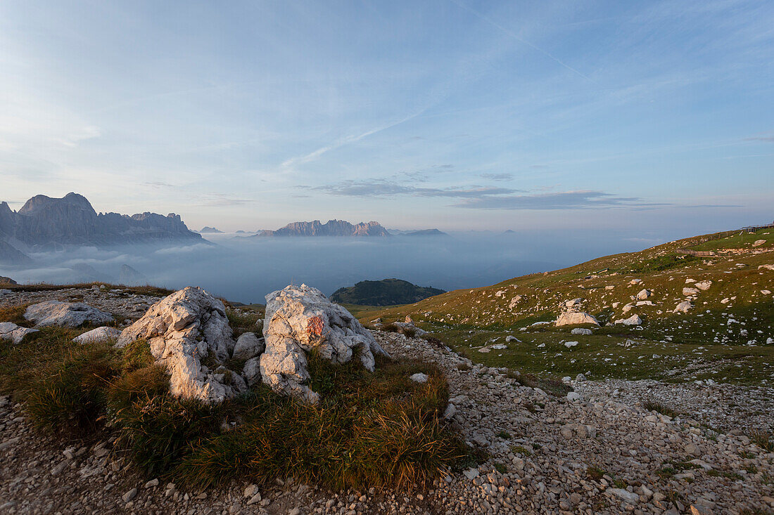 Wegmarkierung oberhalb der Wolken zum Sonnenaufgang am Schlernhaus, Dolomiten, Schlern, Rosengarten, Südtirol, Italien