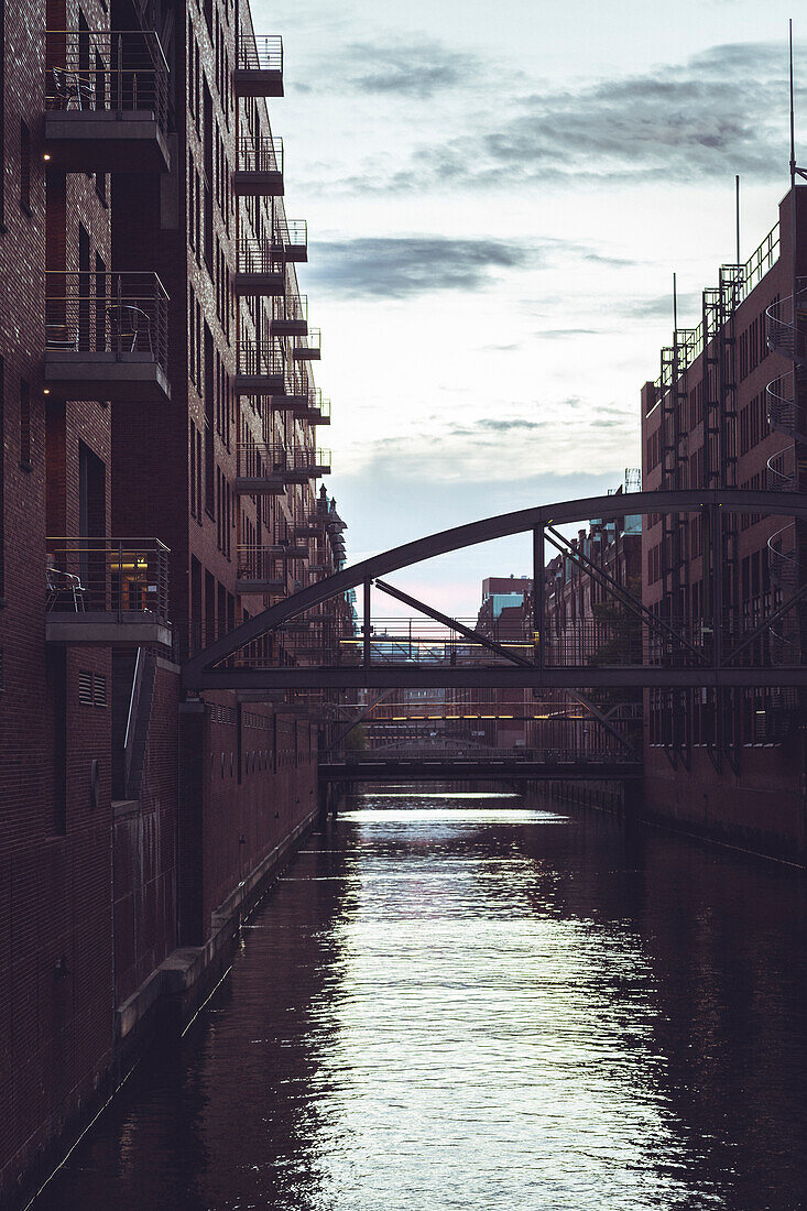 Blick in Kehrwiederfleet von St. Wilhelminenbrücke, Speicherstadt, Hamburg